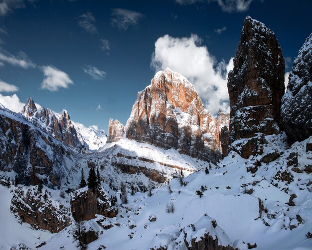 Impresionante paisaje de las rocas nevadas en Dolomiten, Alpes italianos en invierno