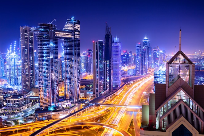Impresionante Paisaje Urbano Con Rascacielos Iluminados Centro De Dubai En La Noche Emiratos Arabes Unidos Foto Premium