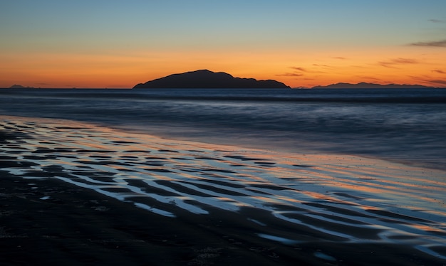 Impresionante puesta de sol en la playa de Otaki en la costa de Kapiti en la Isla Norte de Nueva Zelanda