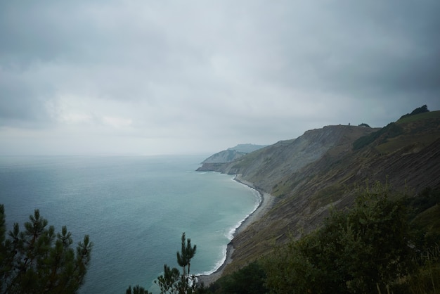 Impresionante retrato con vistas al mar desde un acantilado