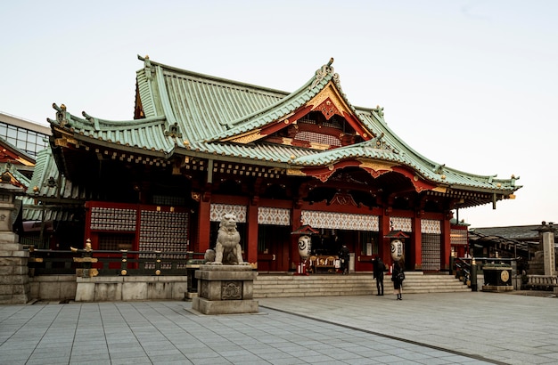 Impresionante templo de madera tradicional japonés