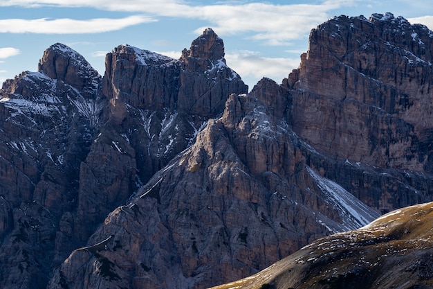 Impresionante tiro de alto ángulo de los Alpes italianos en la madrugada