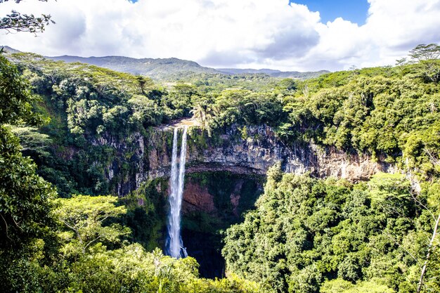 Impresionante tiro de alto ángulo de la cascada Chamarel en Mauricio