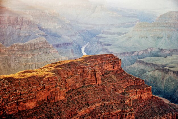 Impresionante tiro de alto ángulo del famoso Gran Cañón en Arizona