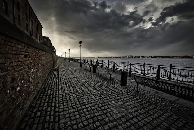 Impresionante toma de la acera cerca del mar en Liverpool en un día nublado