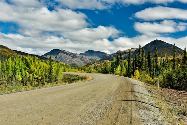 Impresionante toma de una autopista Dempster que conduce al Parque Territorial Tombstone, Yukón, Canadá