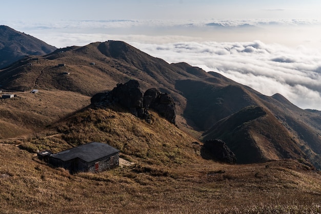 Impresionante toma del paisaje montañoso sobre nubes escénicas