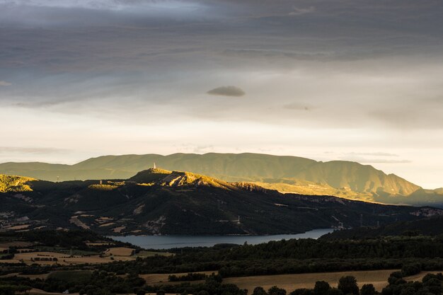 Impresionante toma de paisaje de un valle con un río que fluye y montañas