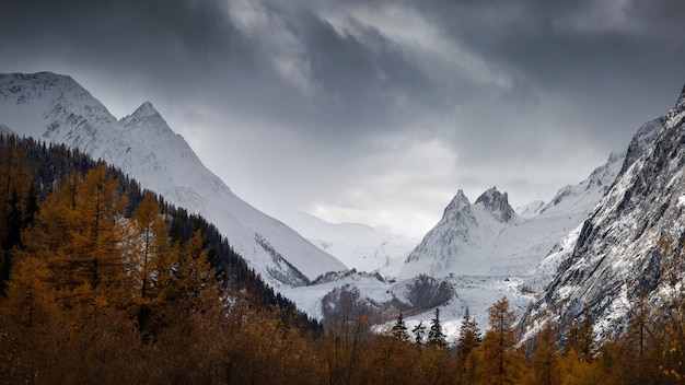 Impresionante valle de Aosta, montañas gigantes y afiladas cubiertas de nieve