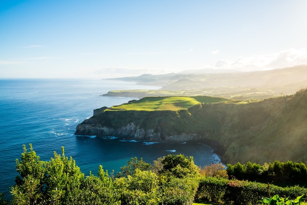 Impresionante vista de un acantilado verde cerca del mar en el archipiélago de las Azores, Portugal