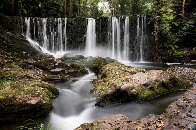 Impresionante vista de la cascada natural.