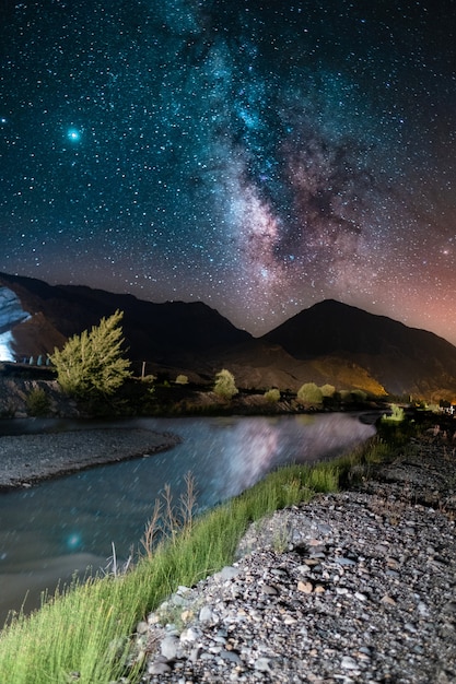 Foto gratuita impresionante vista del cielo nocturno lleno de estrellas brillantes.