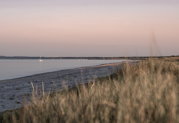 Impresionante vista de la colina de la playa sobre fondo hermoso atardecer