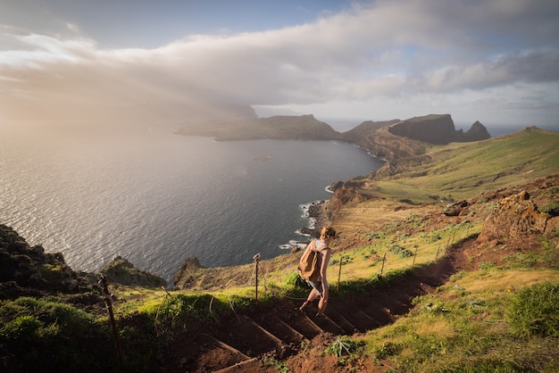 Foto gratuita impresionante vista de las colinas y el lago bajo la niebla capturado en la isla de madeira, portugal