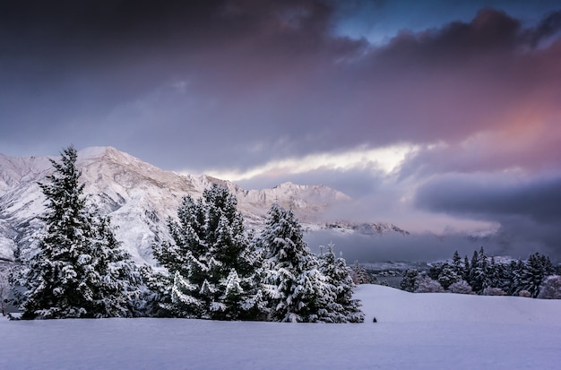 Impresionante vista de una cordillera en la aldea de Wanaka, Nueva Zelanda