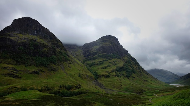 Impresionante vista de Glen Coe Kinlochleven UK bajo el cielo nublado