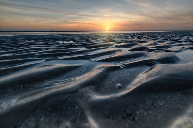 Impresionante vista de una hermosa playa en un maravilloso fondo de puesta de sol