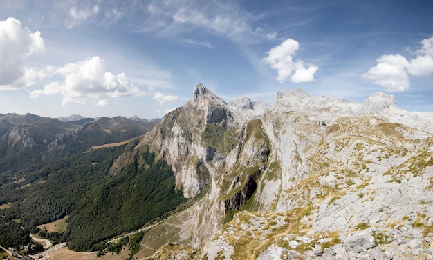 Impresionante vista de hermosas montañas.