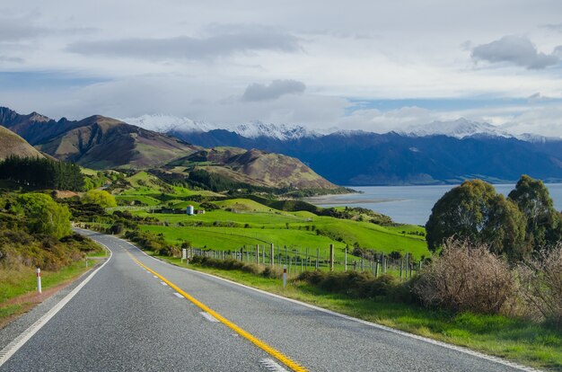 Impresionante vista de un hermoso paisaje rodeado de montañas en la ciudad de Wanaka, Nueva Zelanda
