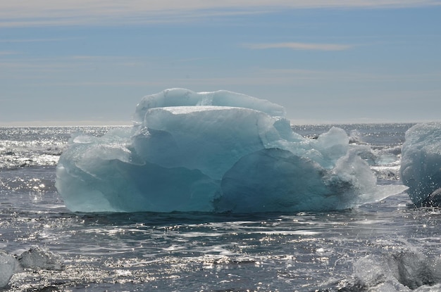 Impresionante vista de un iceberg en las gélidas aguas de Islandia