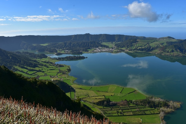 Impresionante vista hacia el lago azul de Sete Cidades en las Azores.