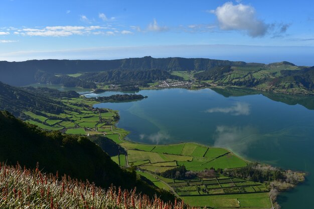 Impresionante vista hacia el lago azul de Sete Cidades en las Azores.