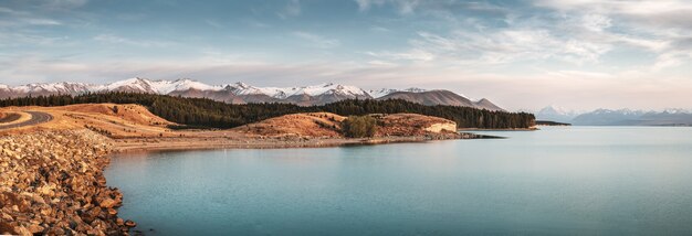 Impresionante vista del lago Pukaki con el monte Cook al fondo en Nueva Zelanda