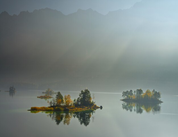 Impresionante vista del lago Zugspitze rodeado de bosques en Eibsee