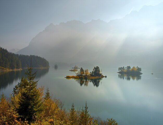 Impresionante vista del lago Zugspitze rodeado de bosques en Eibsee