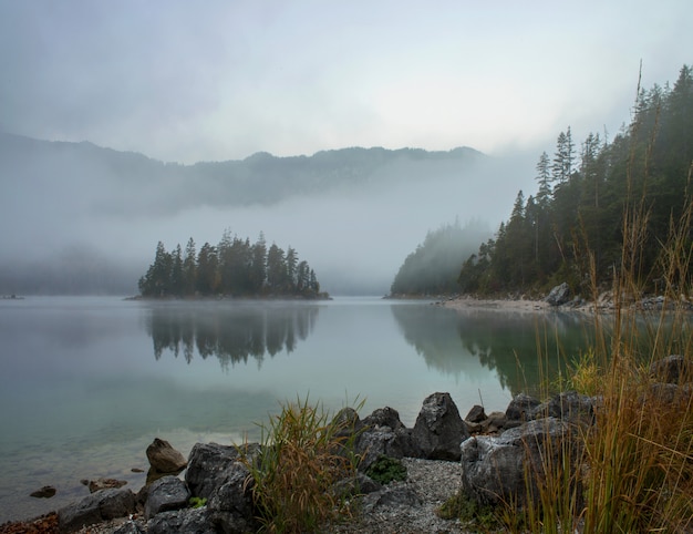 Impresionante vista del lago Zugspitze rodeado de bosques en Eibsee