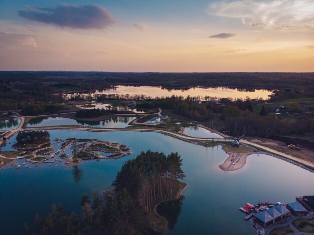 Impresionante vista de lagos y bosques durante la puesta de sol