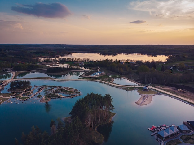 Impresionante vista de lagos y bosques durante la puesta de sol