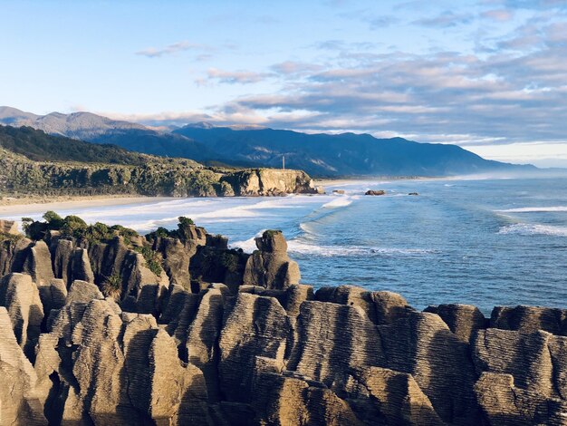 Impresionante vista del mar, la costa rocosa y un horizonte azul