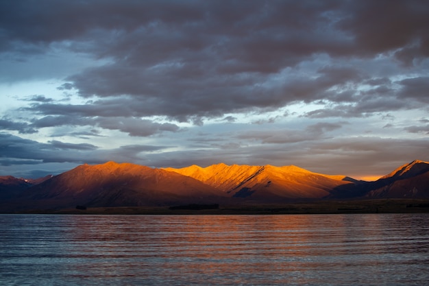 Impresionante vista del mar reflejado en un majestuoso fondo de cordillera