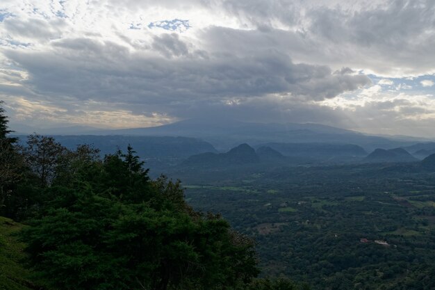 Impresionante vista de montañas y bosques verdes con hermosas nubes