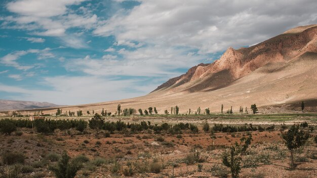 Impresionante vista de montañas bajo el cielo nublado capturado en Marruecos