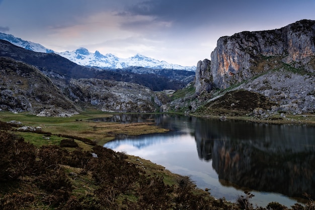 Impresionante vista de las montañas rocosas reflejadas en el agua