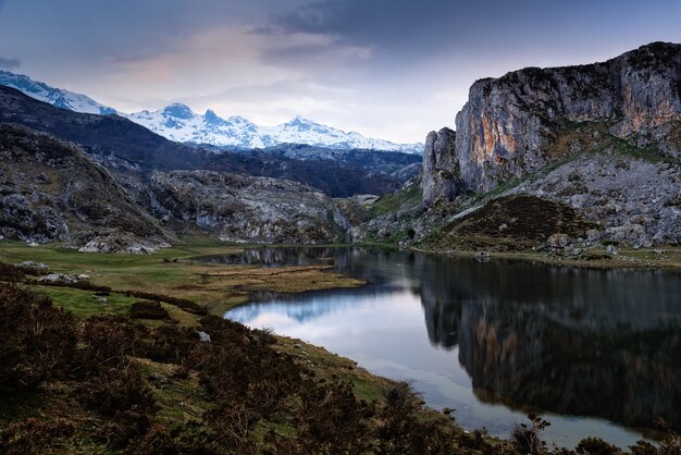 Impresionante vista de las montañas rocosas reflejadas en el agua