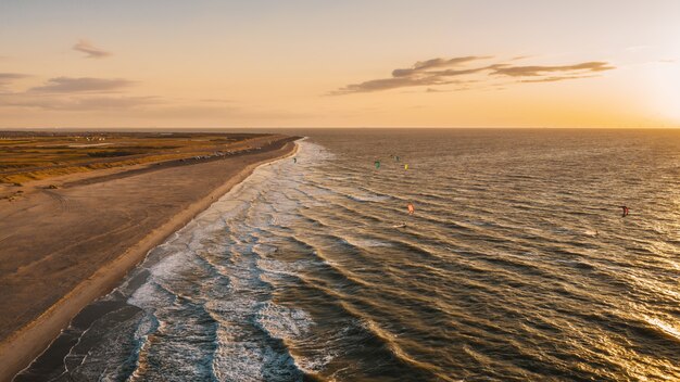 Impresionante vista del océano ondulado y la playa capturada en Domburg, Países Bajos
