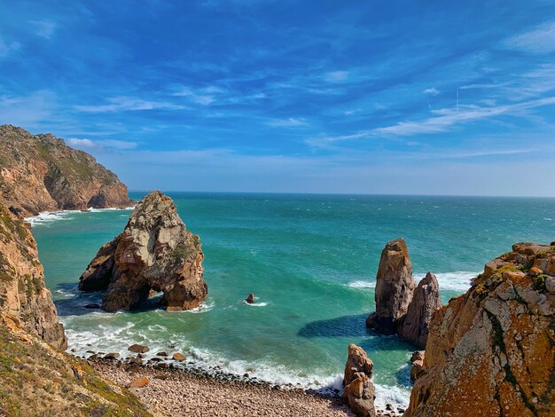 Impresionante vista del paisaje marino con inmensas formaciones rocosas en una costa