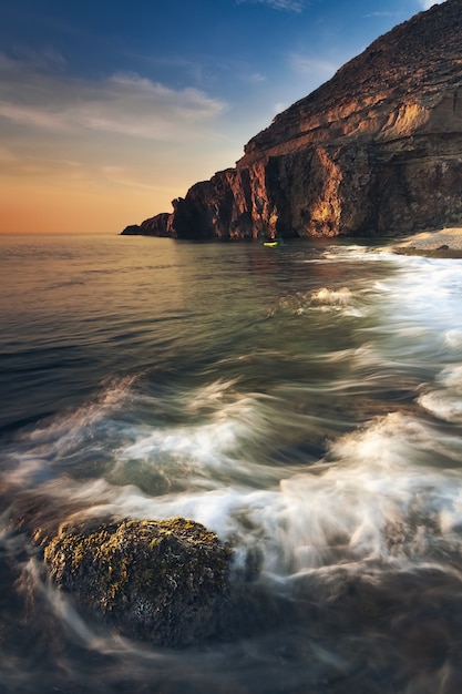 Impresionante vista del paisaje marino y las rocas en la espectacular puesta de sol escénica