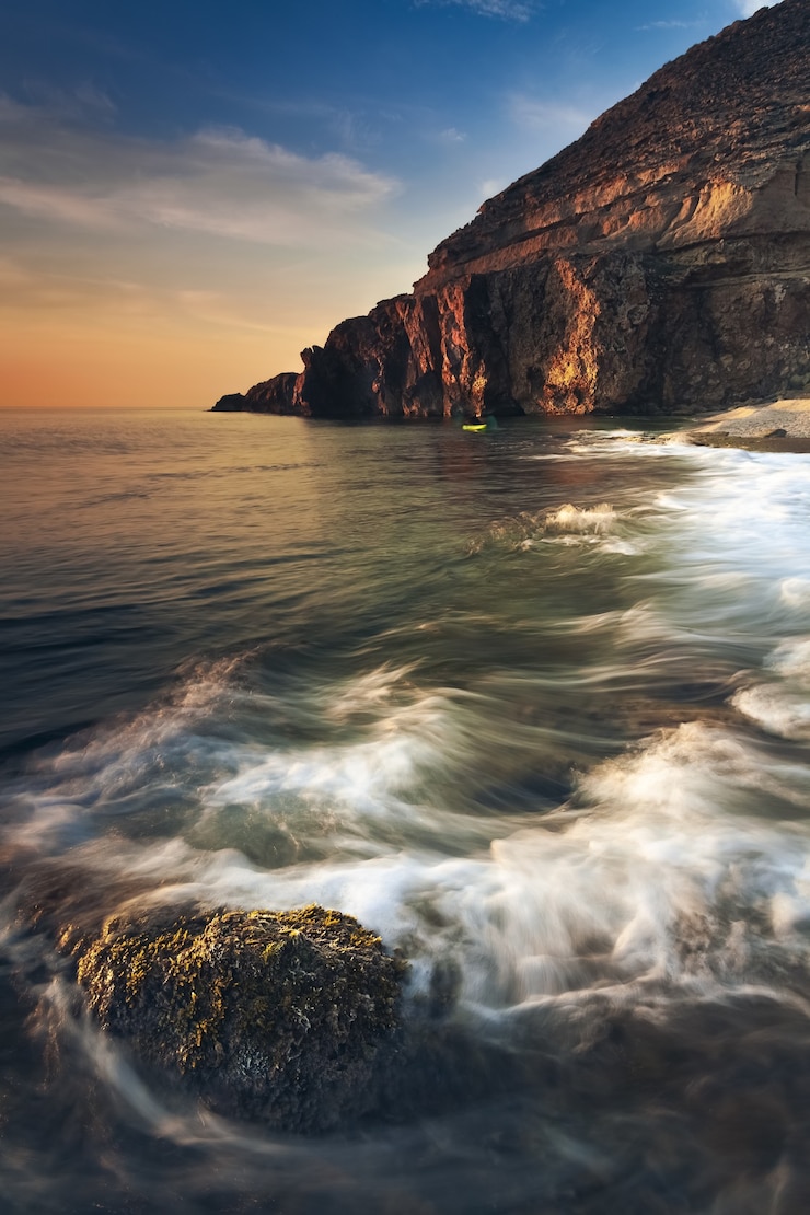 Foto gratuito impresionante vista del paisaje marino y las rocas en la pintoresca dramática puesta de sol