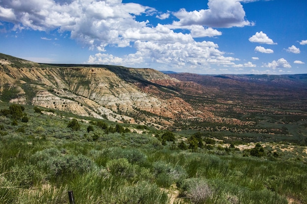 Impresionante vista del paisaje de Wyoming y un campo capturado en un día soleado desde lo alto de un acantilado