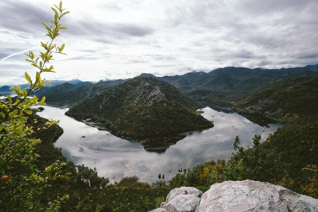 Impresionante vista del parque nacional del lago Rijeka Crnojevica Skadar Montenegro