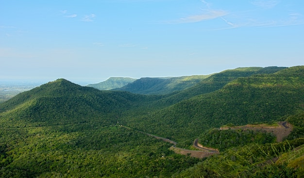 Impresionante vista de pintorescas montañas verdes bajo el cielo azul claro