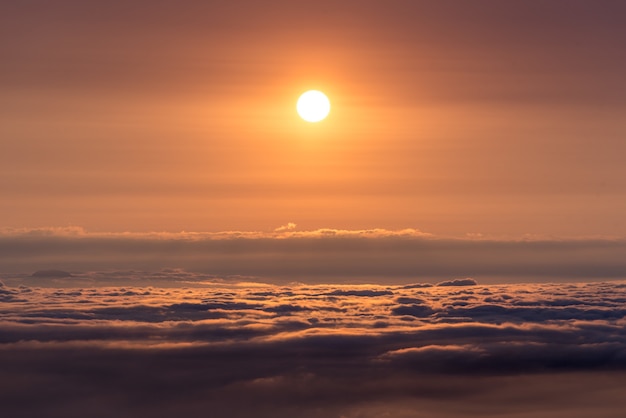 Impresionante vista de la puesta de sol naranja y un mar