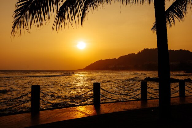 Impresionante vista de la puesta de sol sobre el mar en la isla asiática xA