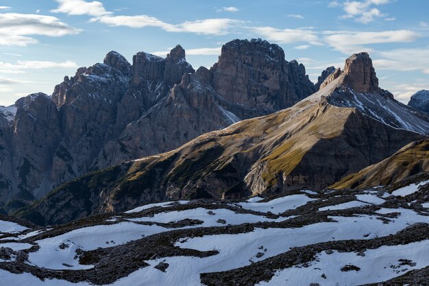 Impresionante vista de las rocas cubiertas de nieve en los Alpes italianos