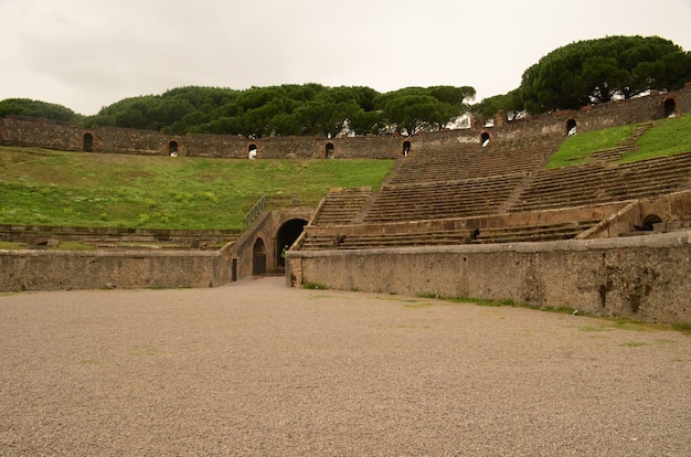 Impresionante vista de una zona deportiva en las ruinas de Pompeiis