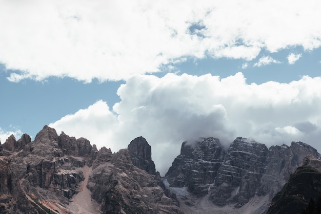 Impresionantes montañas escénicas que tocan las nubes. Paisaje de altas montañas